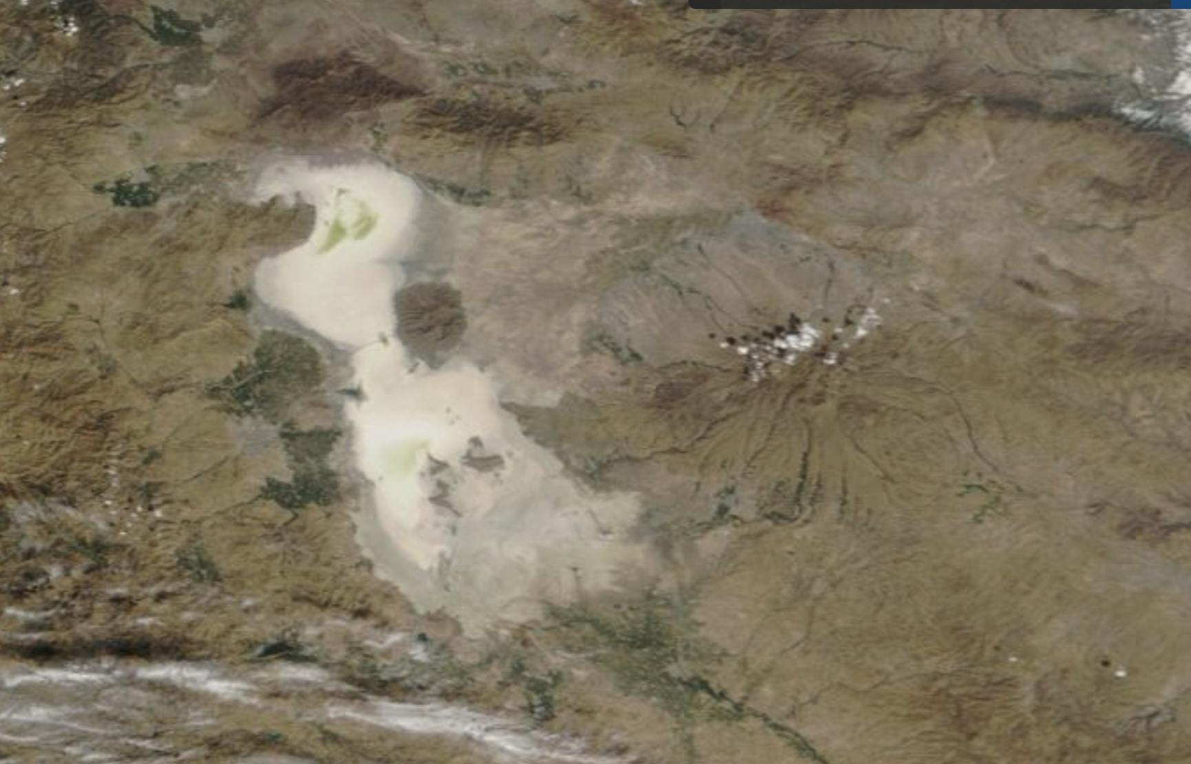 تصویر از دیده‌بان جهانی ناسا: در حالی پاییز شاهد شکسته شدن رکوردهای گرمایش زمین است که دریاچه ارومیه، نماد فروپاشی اقلیمی ایران، در آستانه خشکی کامل است.